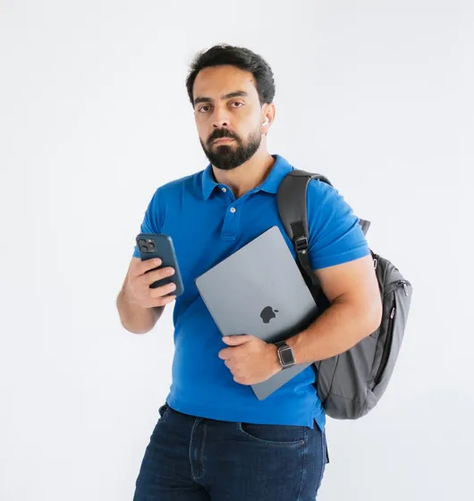Caio Fábio Martins com notebook e celular