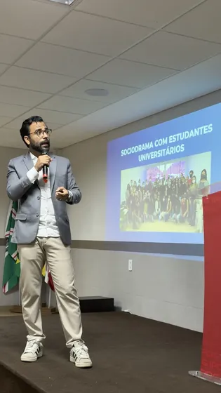 Caio apresentando em evento acadêmico