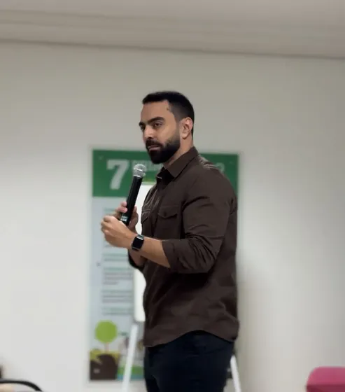 Caio em palestra para uma organização